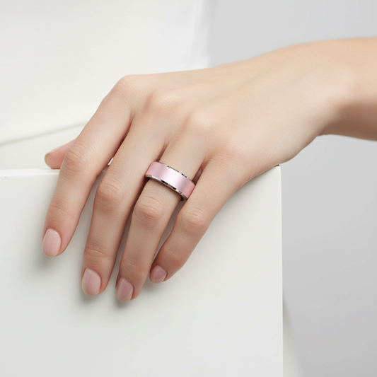 Anillo inteligente rosa en mano de mujer
