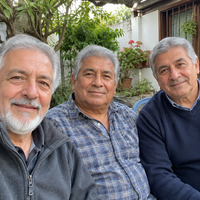 Foto ilustrativa de tres hombres chilenos mayores