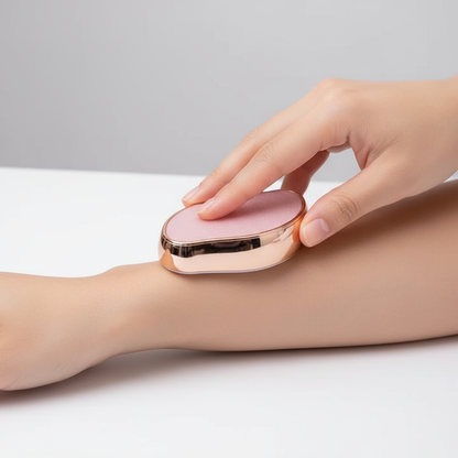 Mujer usando depiladora rosa